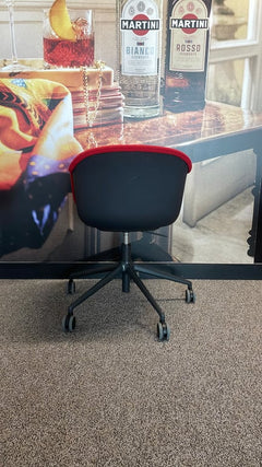 Chaise de réunion Muuto Rouge et Noir - ambiance