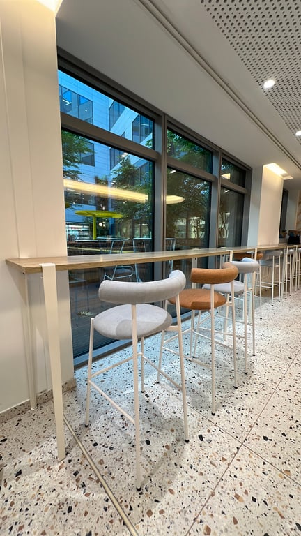 Table haute rectangulaire avec pieds Tiptoe - ambiance