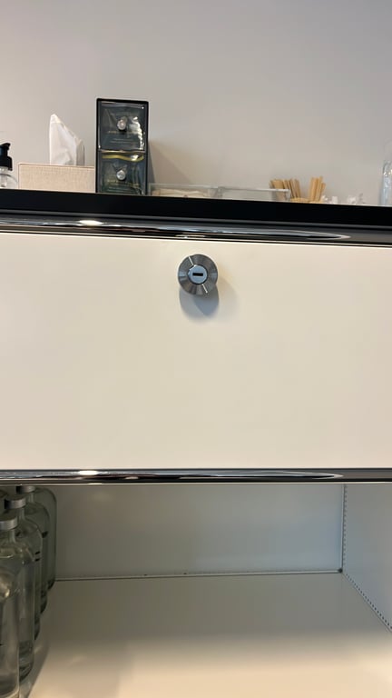 Armoire basse USM avec clé - portes