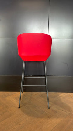 Tabouret haut cuir rouge et métal noir - ambiance