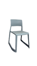 Chaise de cafétéria empilable avec piètement luge