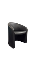 Fauteuil en cuir noir avec accoudoirs