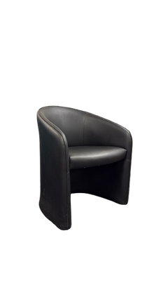 Fauteuil en cuir noir avec accoudoirs