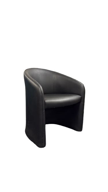 Fauteuil en cuir noir avec accoudoirs