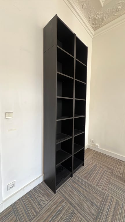 Bibliothèque en bois contreplaqué
