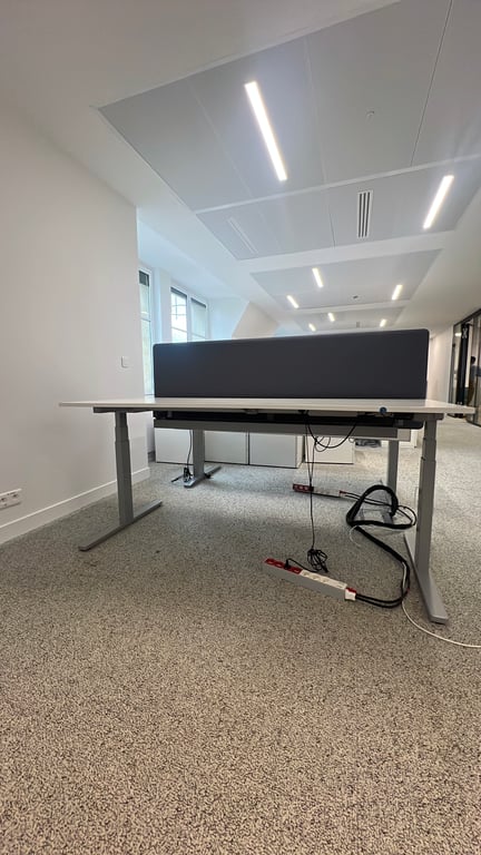 Bureau réglable 180x80 - Bene Level lift - avec cloison - face