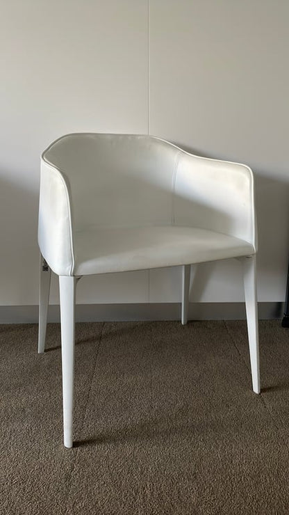 Chaise de réunion avec accoudoirs, coque et dossier plein