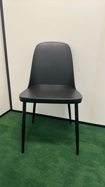 Chaise de cafétéria en polypropylène noir - face