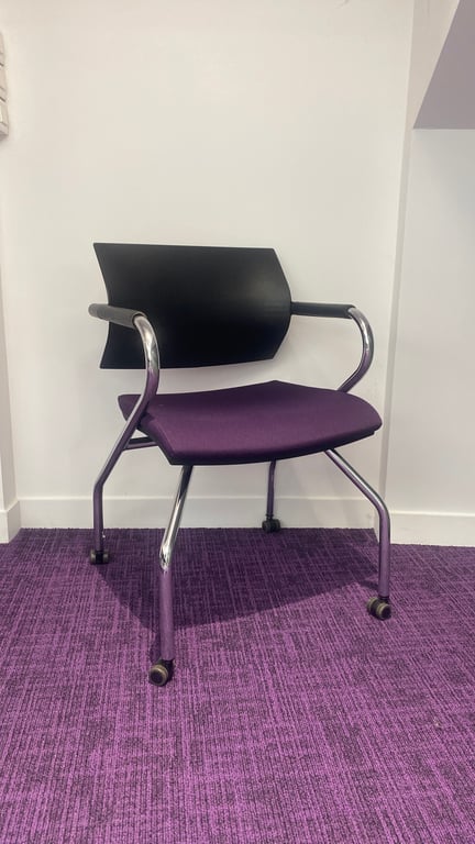 Chaise de réunion avec accoudoirs et roulettes