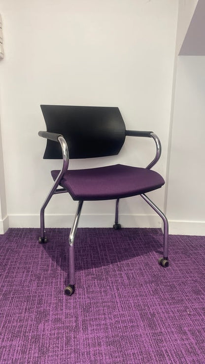 Chaise de réunion avec accoudoirs et roulettes