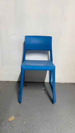 Chaise de cafétéria empilable sans accoudoirs, piètement luge