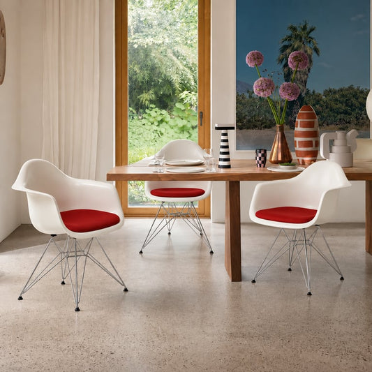 Chaise Vitra Eames Fiberglass Armchair Dar Blanc avec Coussin Rouge