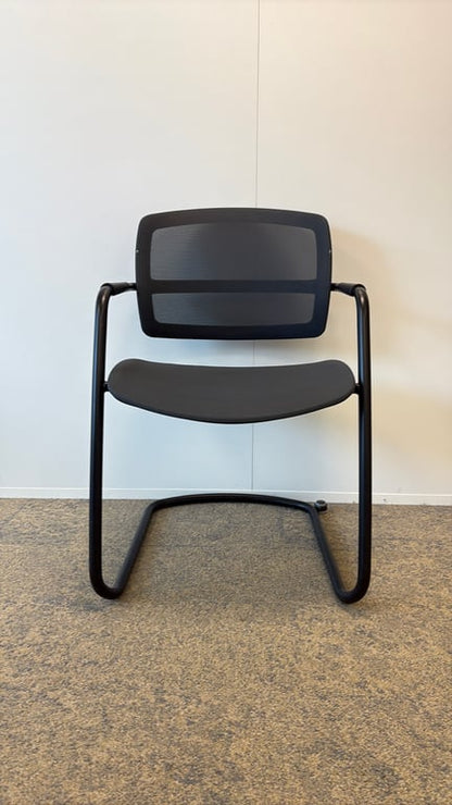 Chaise de réunion avec accoudoirs et piètement luge