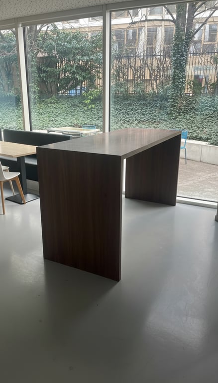 Table haute rectangulaire en chêne foncé - 3-4