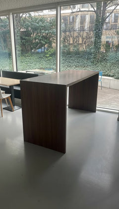 Table haute rectangulaire en chêne foncé - 3-4