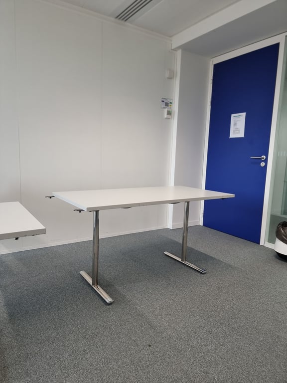 Table polyvalente rectangulaire avec roulettes