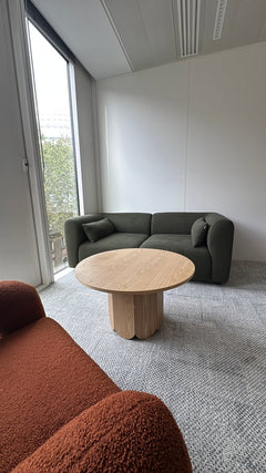 Table basse ronde 80 cm mélaminé chêne clair - ambiance