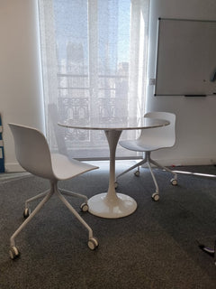 Table de réunion ronde en marbre et plastique - 3-4