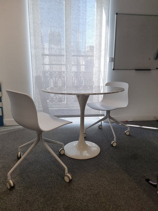 Table de réunion ronde en marbre et plastique - 3-4