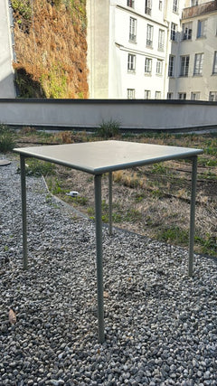Table d'extérieur en métal 70 x 70 cm - 3-4