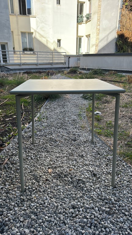Table d'extérieur en métal 70 x 70 cm - face