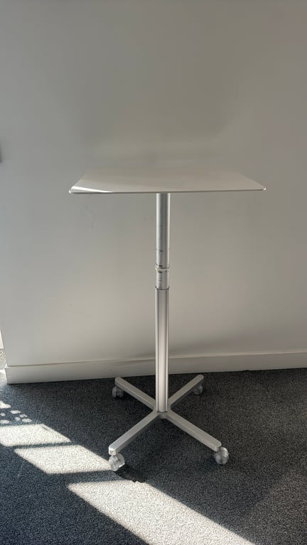 Table haute en métal 54x54 cm roulettes - Réglable en hauteur