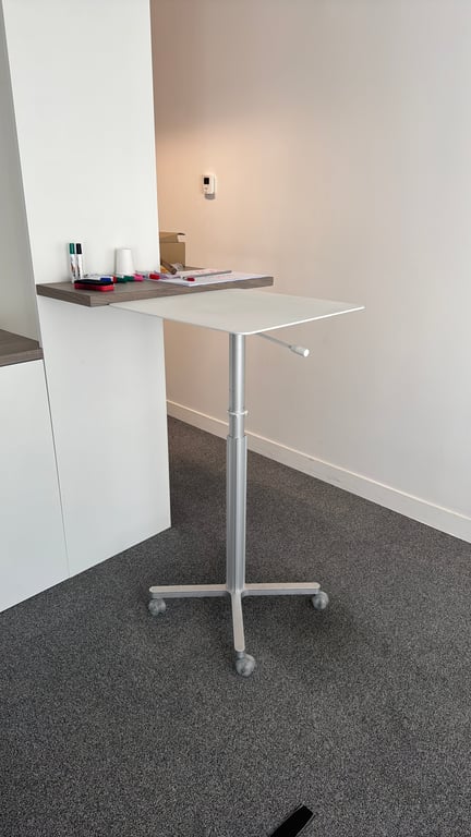 Table haute en métal 54x54 cm roulettes - Réglable en hauteur