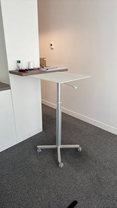 Table haute en métal 54x54 cm roulettes - Réglable en hauteur