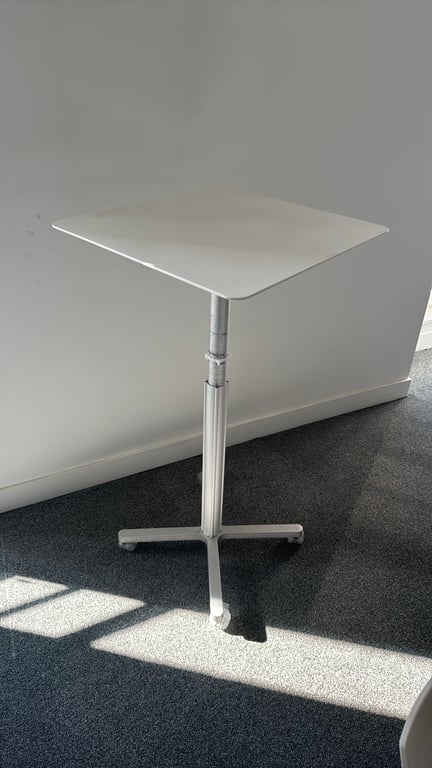 Table haute en métal 54x54 cm roulettes - Réglable en hauteur