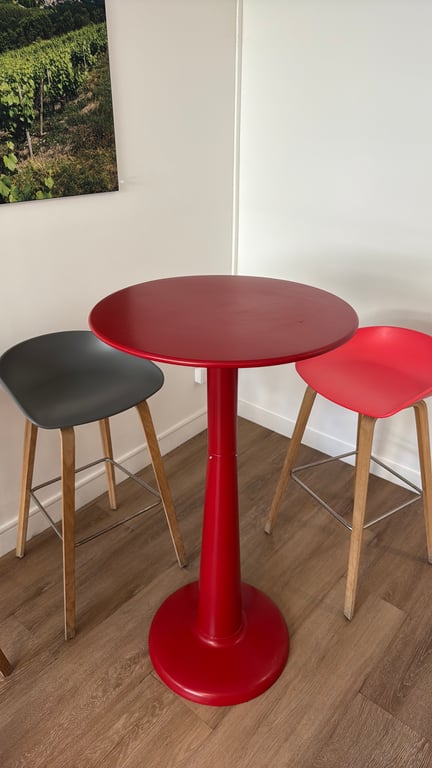 Table haute métal Tolix rouge - ambiance