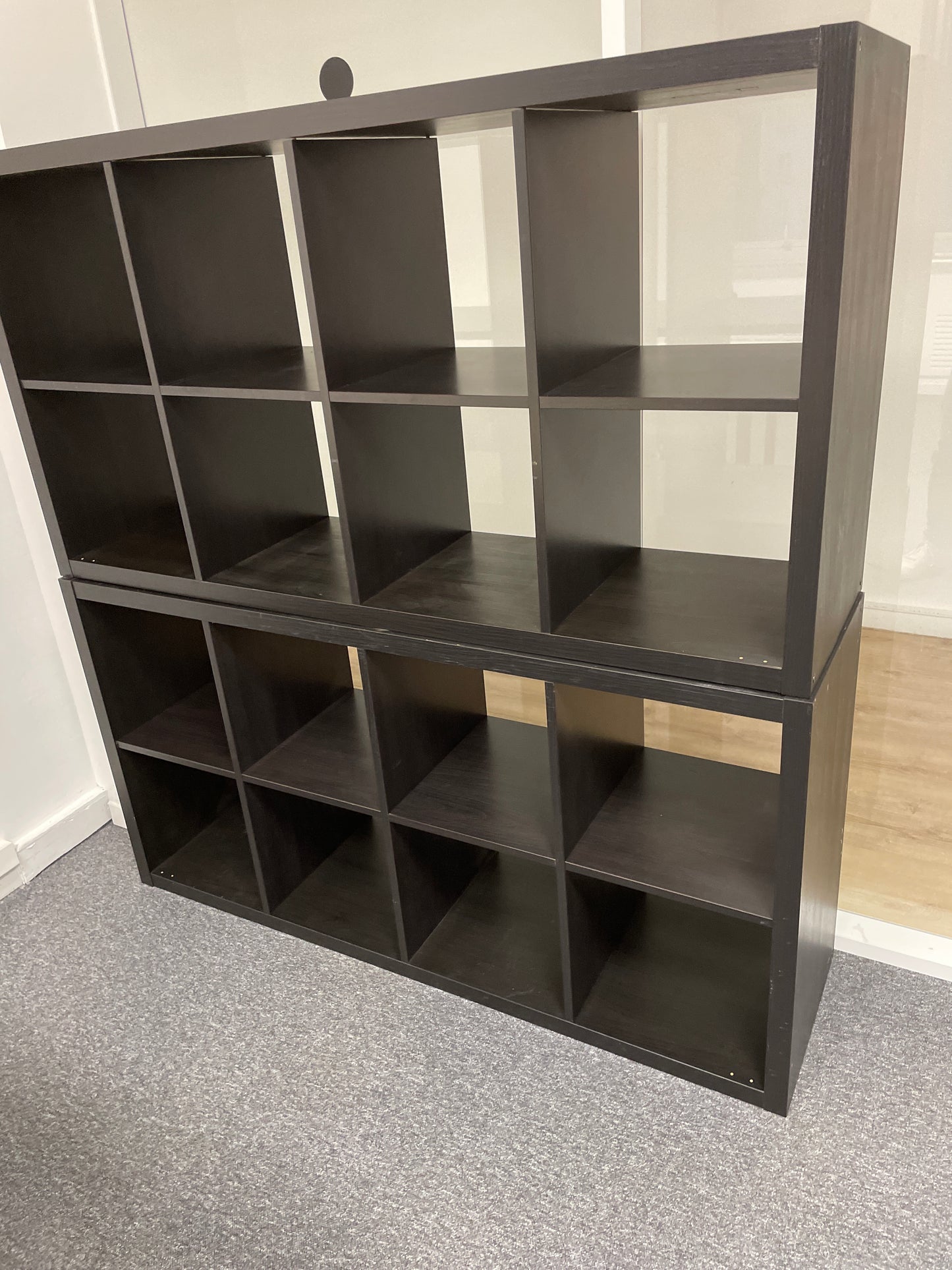 Étagère de rangement reconditionnée, idéale pour un bureau écologique.