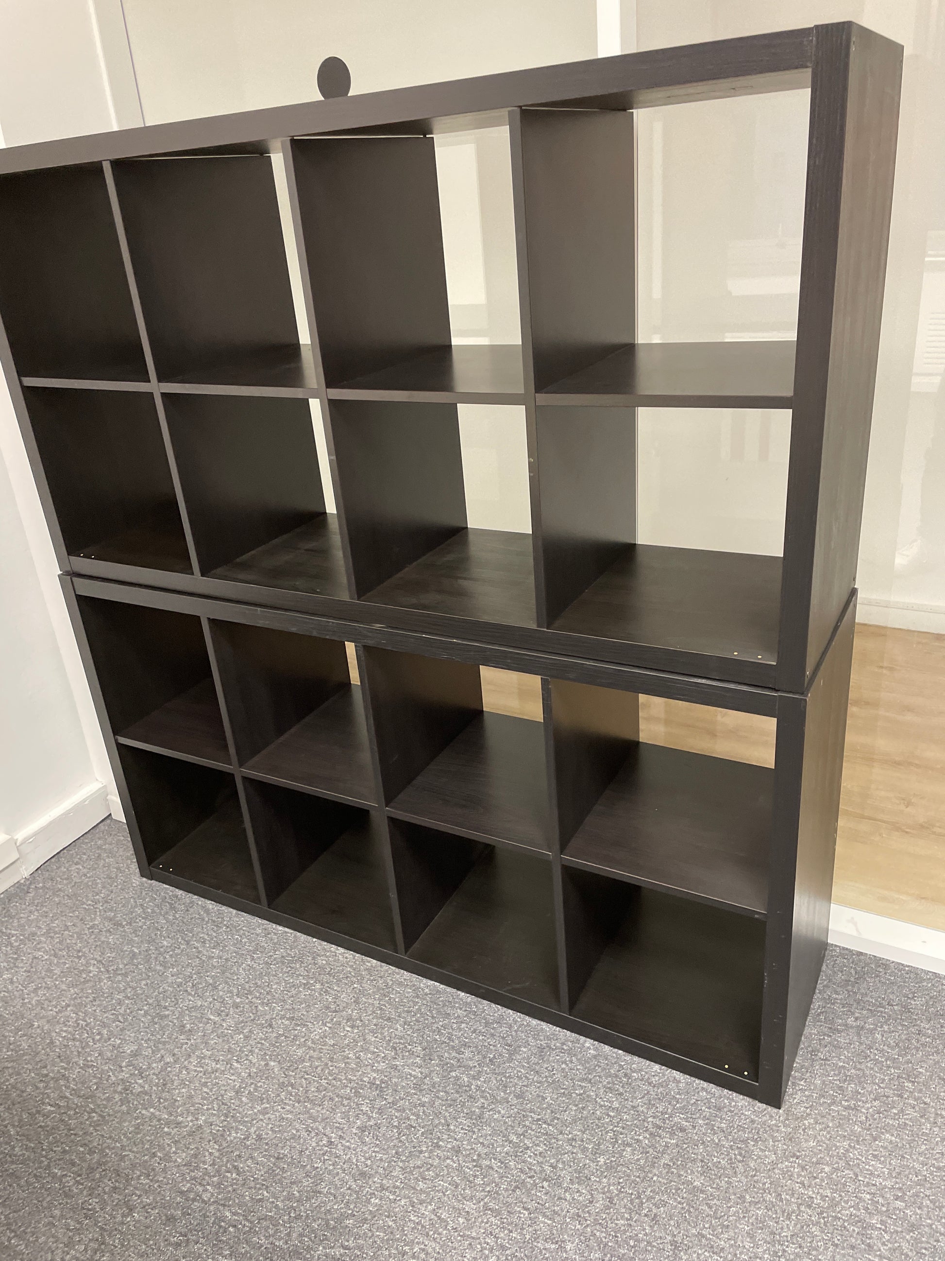 Étagère de rangement reconditionnée, idéale pour un bureau écologique.