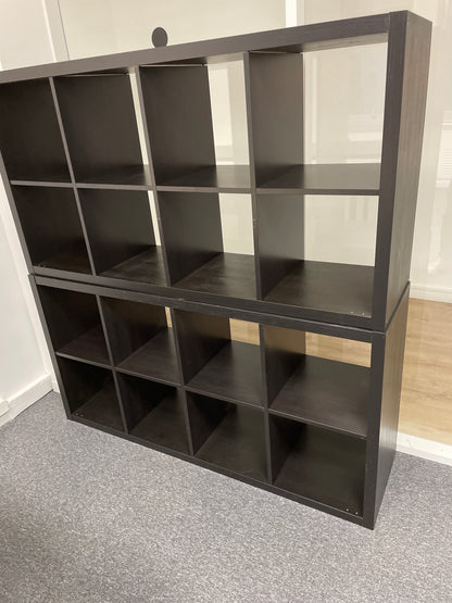 Étagère de rangement reconditionnée, idéale pour un bureau écologique.