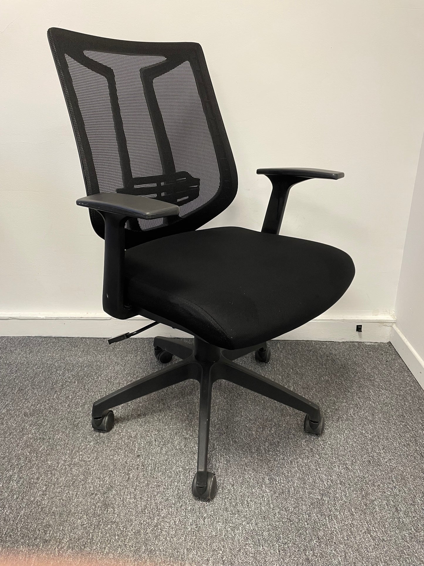 Chaise de bureau d'occasion pas cher avec accoudoirs ajustables