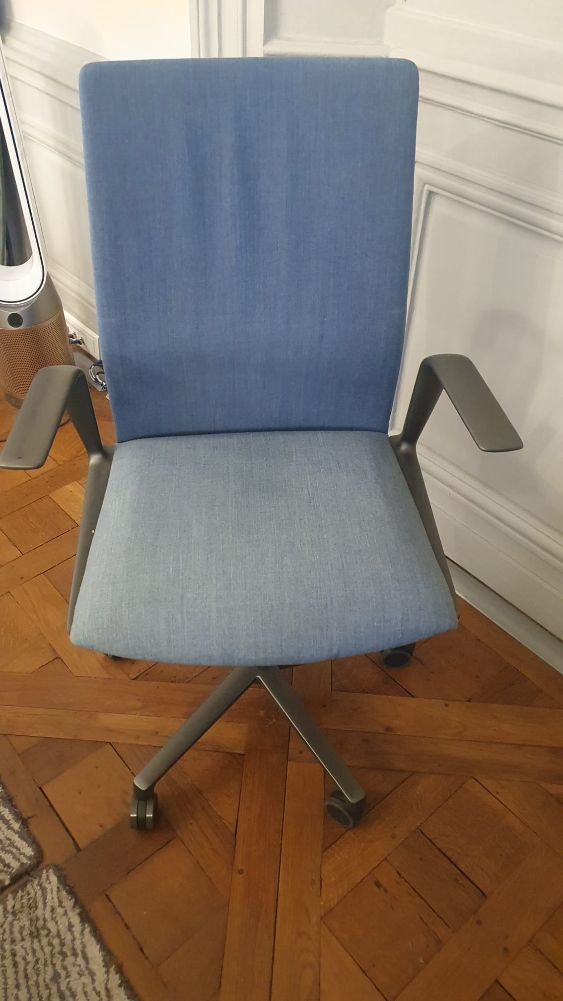 Fauteuil de bureau reconditionné avec assise et dossier rembourrés bleus.